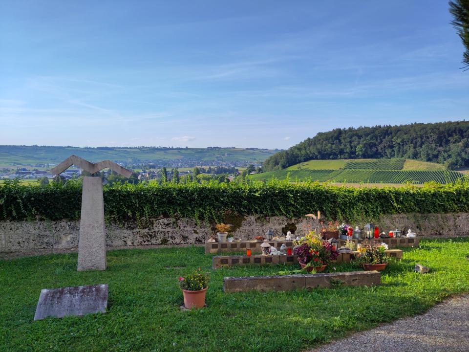 Blick vom Gemeinschaftsgrab in Wilchingen (SH) auf den Klettgau