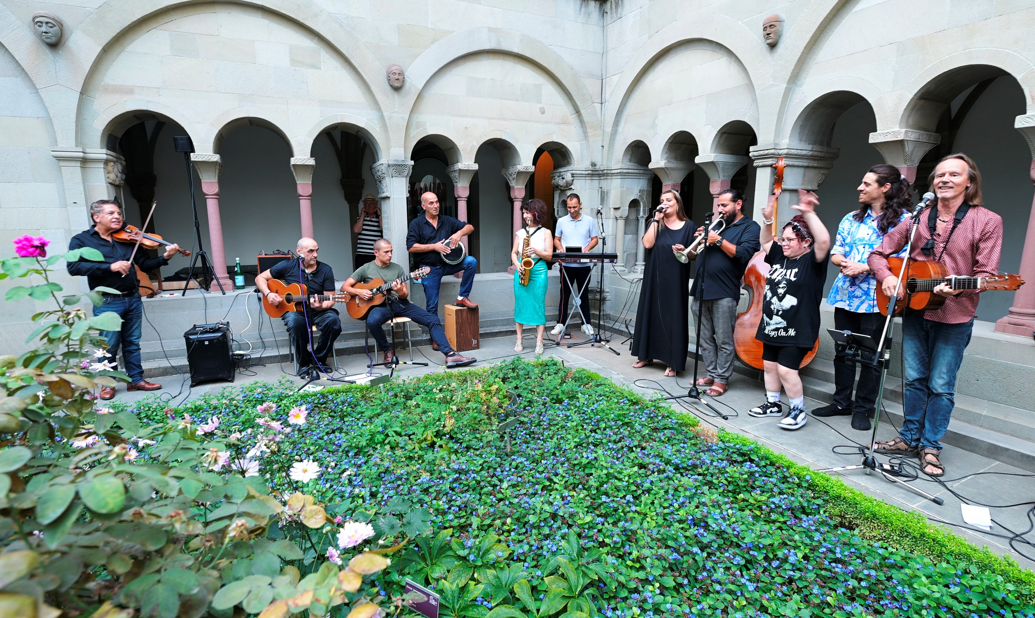 Das Ensemble «78 Rosen» im Kreuzgang des Grossmünster Zürich im vergangenen Jahr