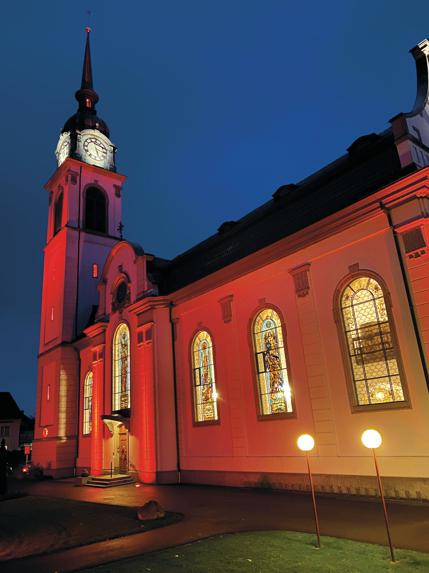 Kirche St. Johannes in Weinfelden wird rot angeleuchtet