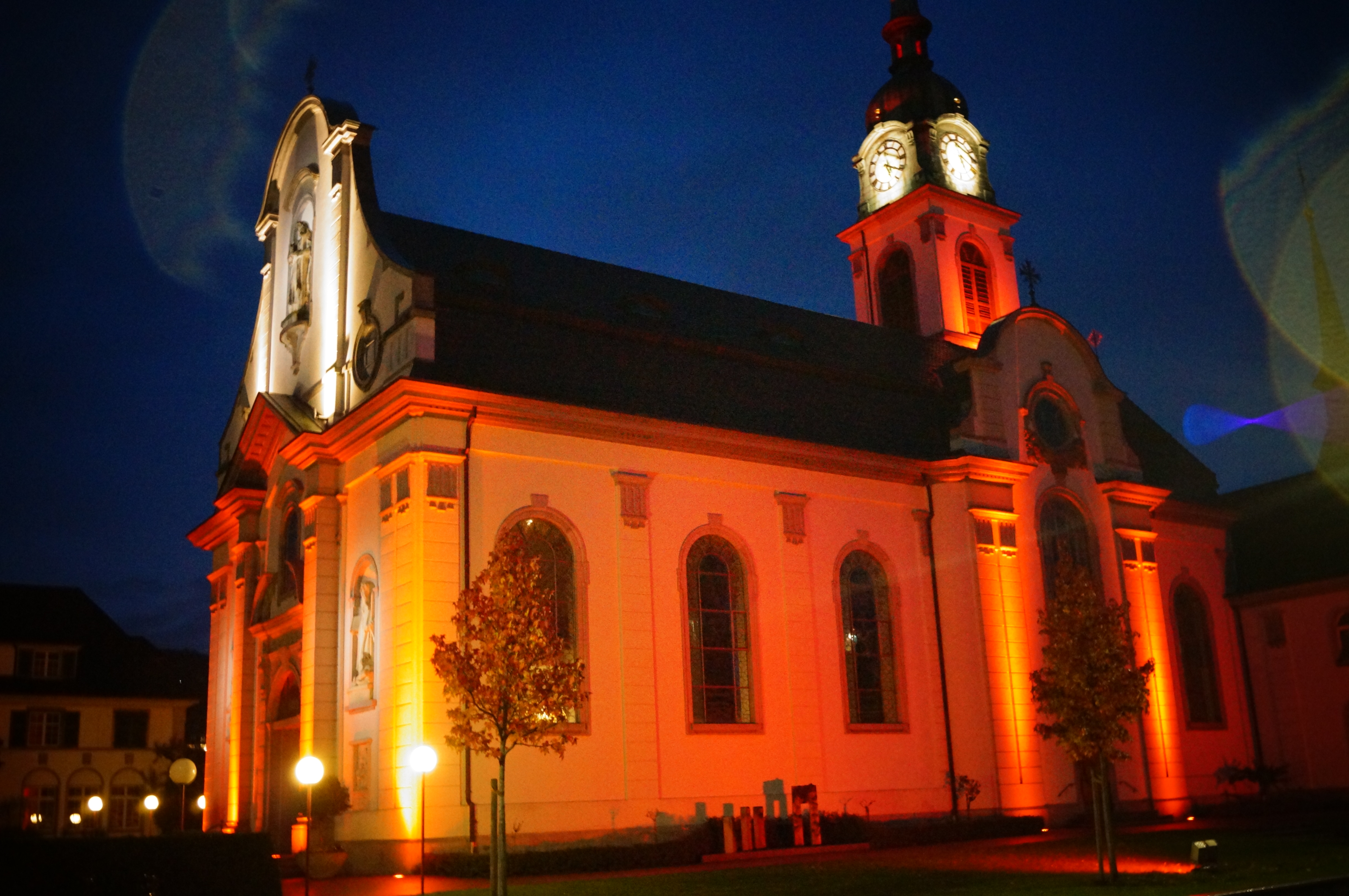 Durch die rote Beleuchtung hat die katholische Kirche in Weinfelden auf die weltweite Verfolgung von Christ*innen aufmerksam gemacht.